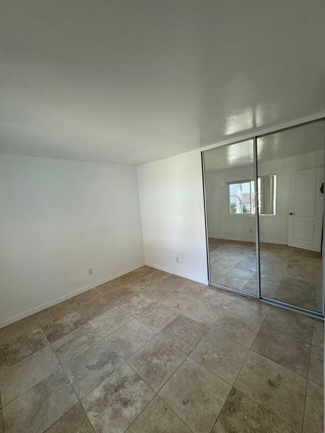 Building Photo - Spacious 2 Bedroom, 1.5 Bath Two-Story Tow...