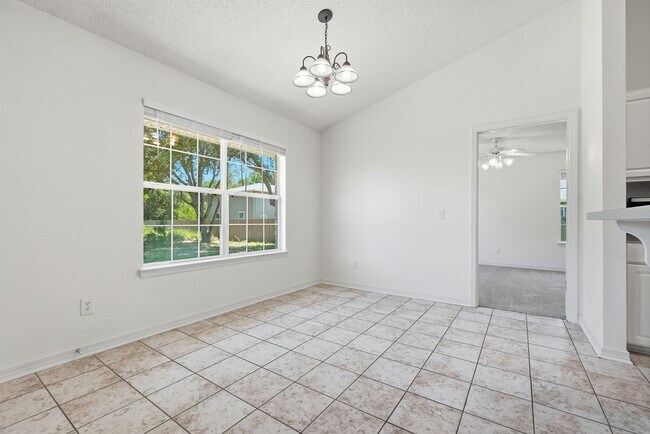 Building Photo - 2030 Hawthorne Dr