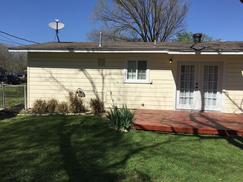 Building Photo - 1405 Green Forest Dr