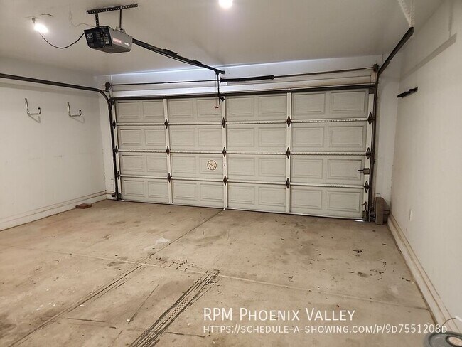 Building Photo - 2533 N Silverado-