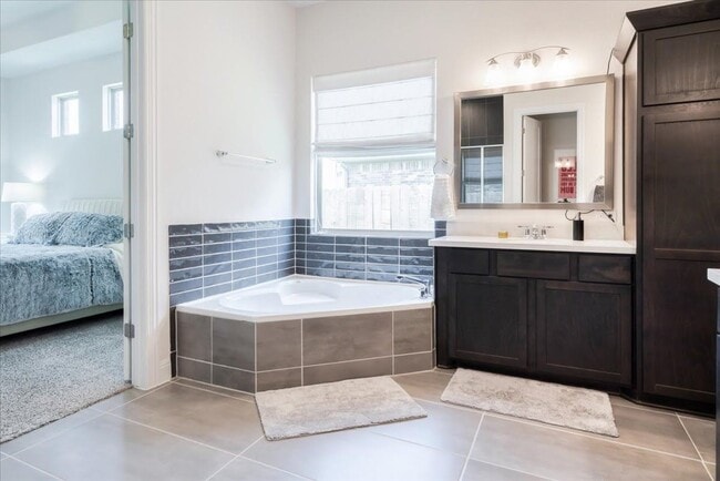 Building Photo - 5713 Fresno Ave