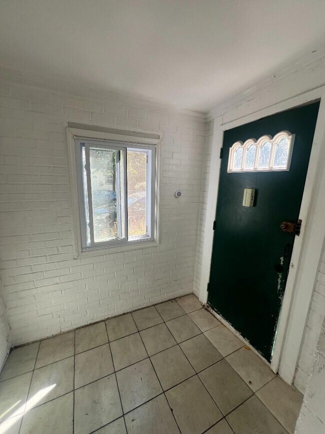 Building Photo - 2 bedroom in SUNNYSIDE NY 11104