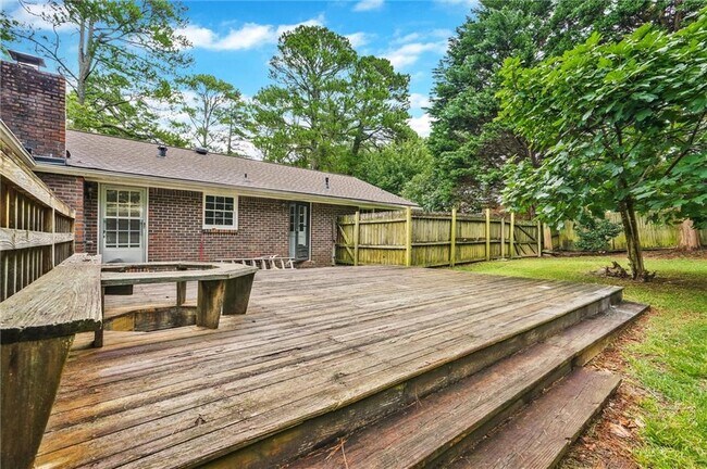 Building Photo - 2041 Collinswood Dr