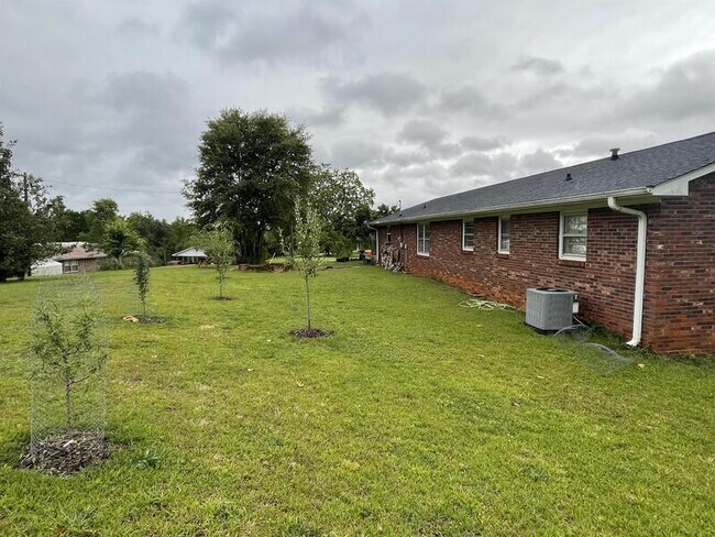 Building Photo - 105 King James Rd