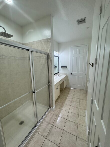Master bath - 898 University Blvd