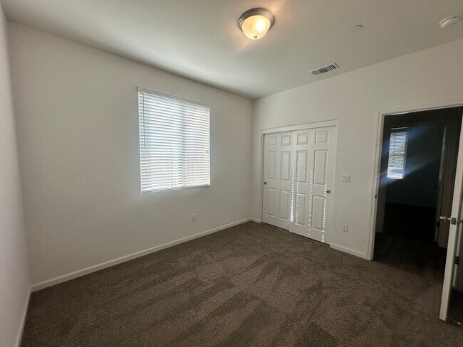 Building Photo - NW Visalia home coming soon!