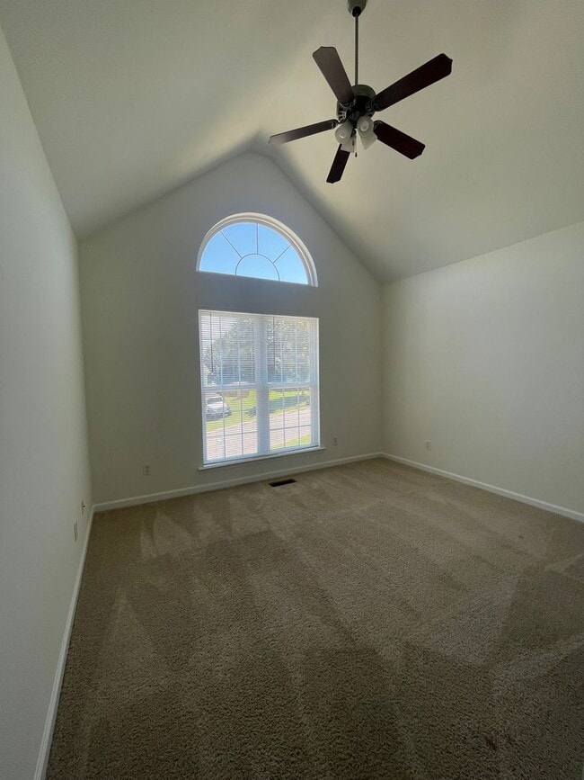 Building Photo - 520 Hatch Trail