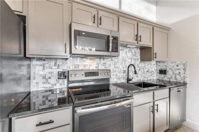 Building Photo - 1723 N Chestnut Ave