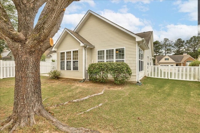 Building Photo - 1033 Pinehurst Dr