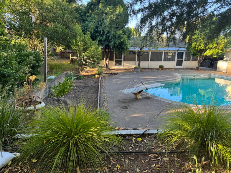 Building Photo - 6545 Birch Dr