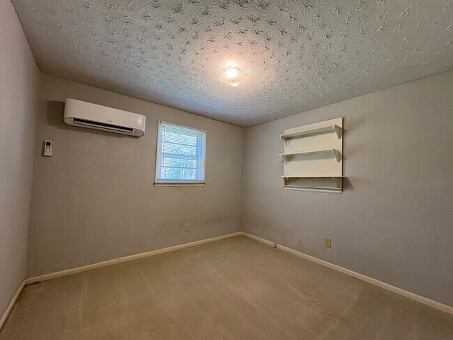 Building Photo - 2 Bedroom, 1 Bathroom House in High Point!