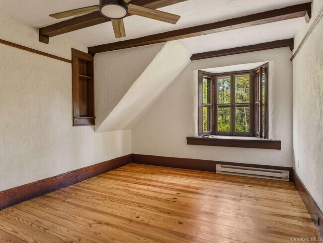 Building Photo - 5 Riverby Ln