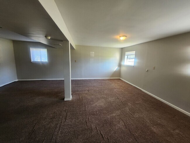 Building Photo - Lovely 4 bedroom 2 full bath bi-level home with large garage