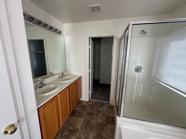 Building Photo - Beautiful 3 Bedroom Home with RV Parking