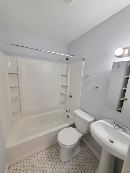 Building Photo - 146 Highland Ave