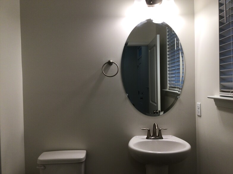 Building Photo - 16 Cherry St