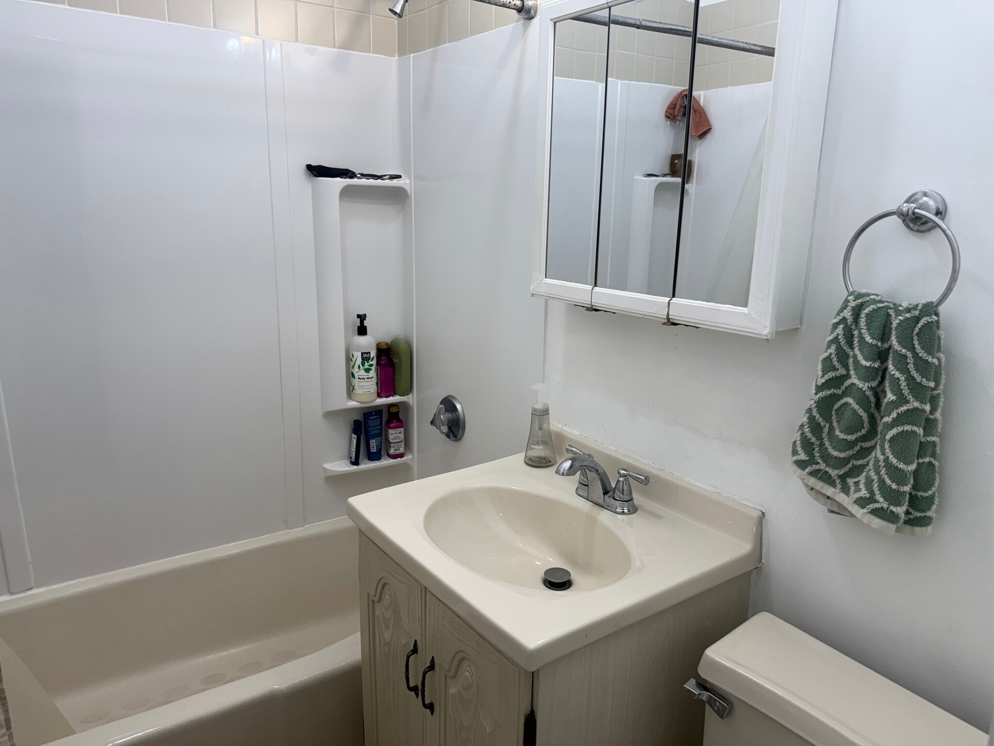 Full Bath - 250 Commonwealth Ave
