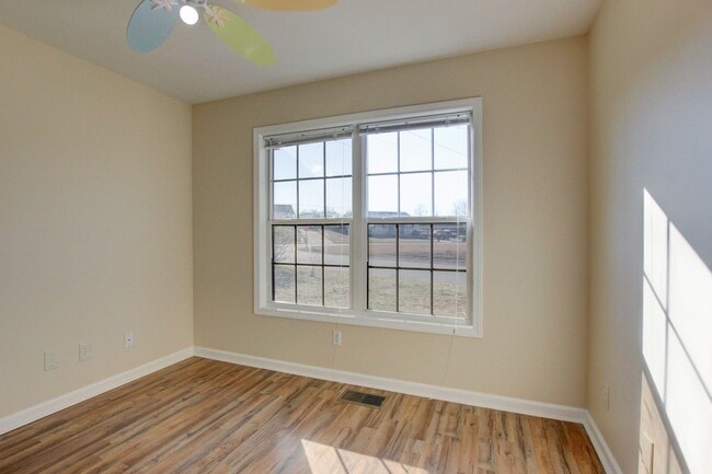 Building Photo - 3 bed 2 bath in the heart of St. B.  Fresh Paint.  Clean and Ready for You.