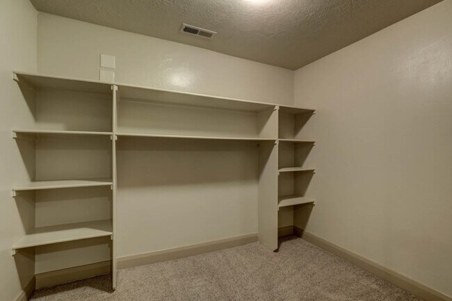 Building Photo - Beautifully Designed 5 Bedroom Home in Was...
