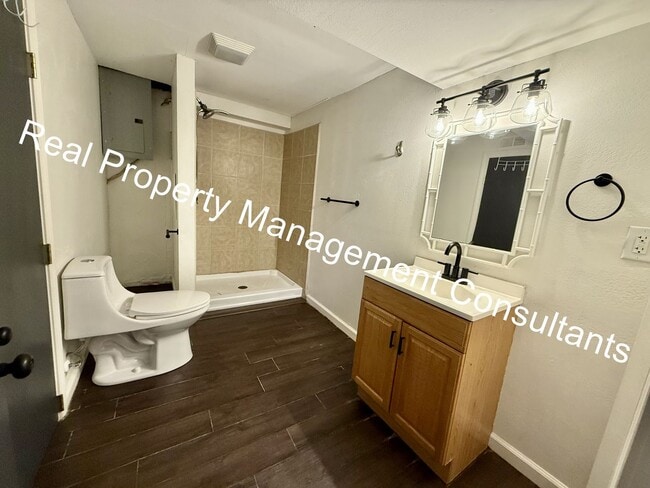 Building Photo - Cozy 2-Bedroom Lower-Level Home – All Util...