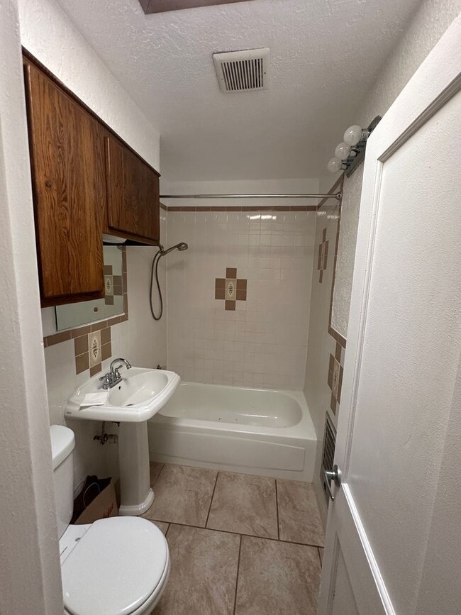 Building Photo - 2518 Alvarado Dr NE