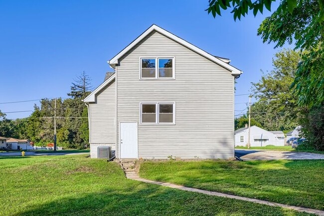 Building Photo - 16855 Sayre Ave