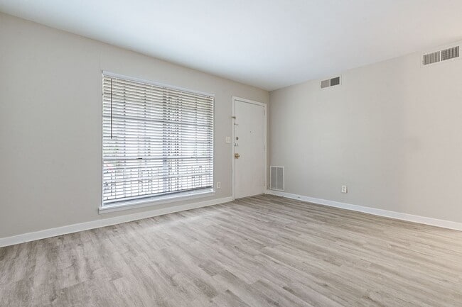 Building Photo - Celeste Manor - 1 Bedroom / 1 Bathroom, Updated