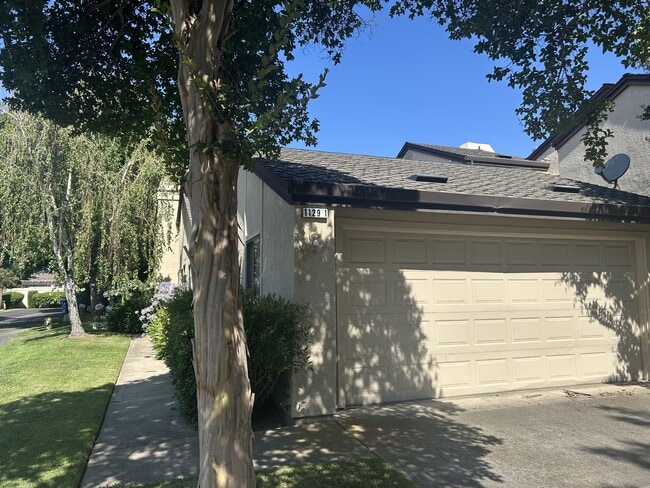 Building Photo - 1129 Cedar Creek Dr