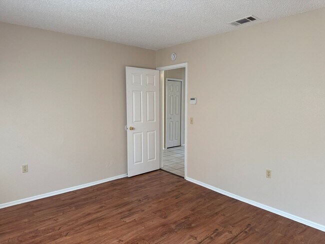 Building Photo - 104 Meadow Hill