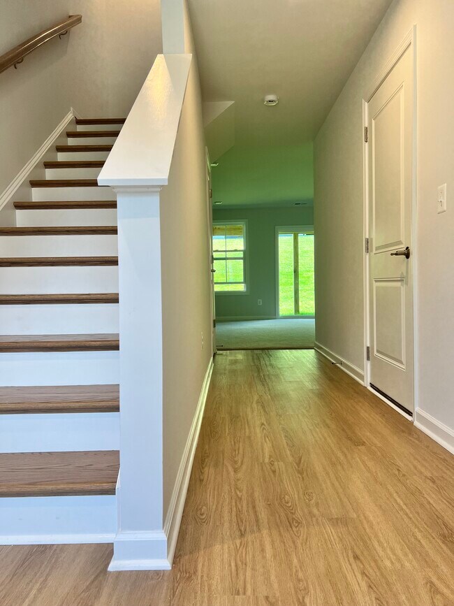1st Floor Entry - 4511 Dupree St