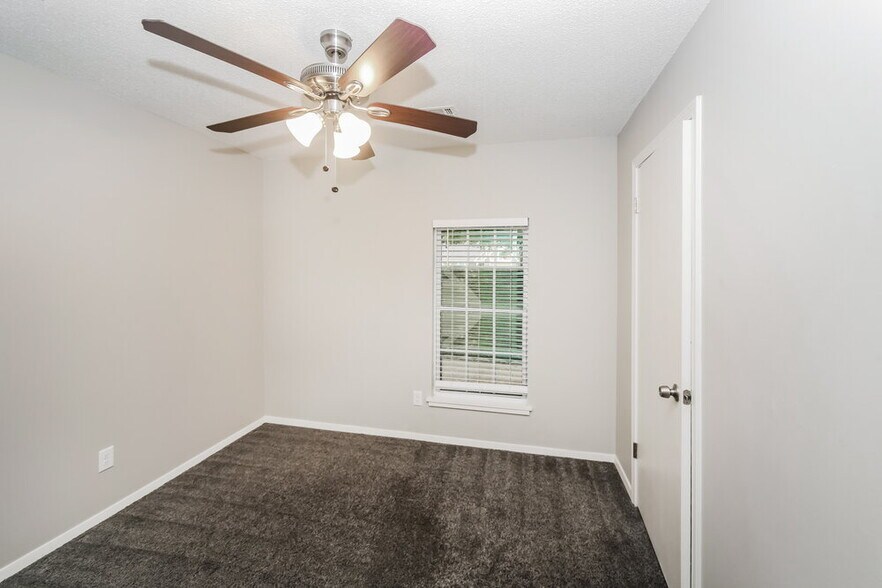 Building Photo - 6124 Kensington Cir