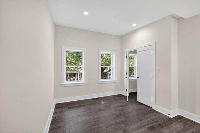 Building Photo - Available Now! 3 Bed 3.5 Bed in Brightwood...