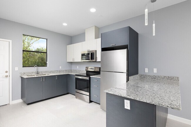 Building Photo - 810 S Michigan St