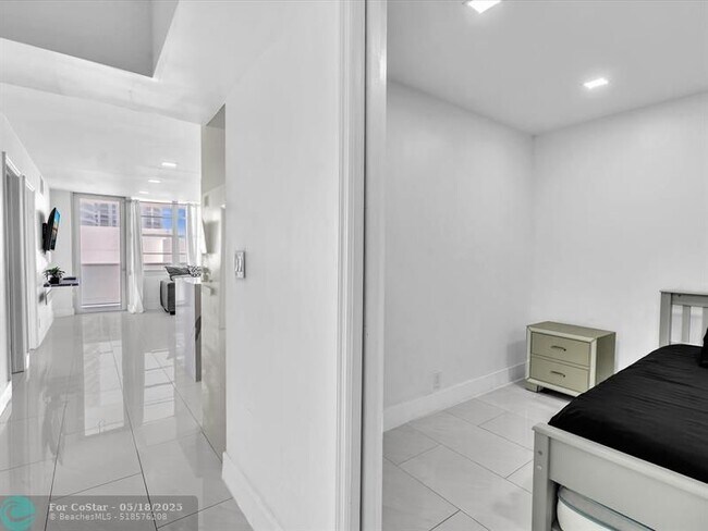 Building Photo - 3725 S Ocean Dr