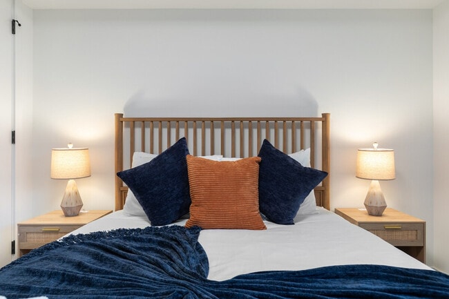 Building Photo - 129 11th Ave E