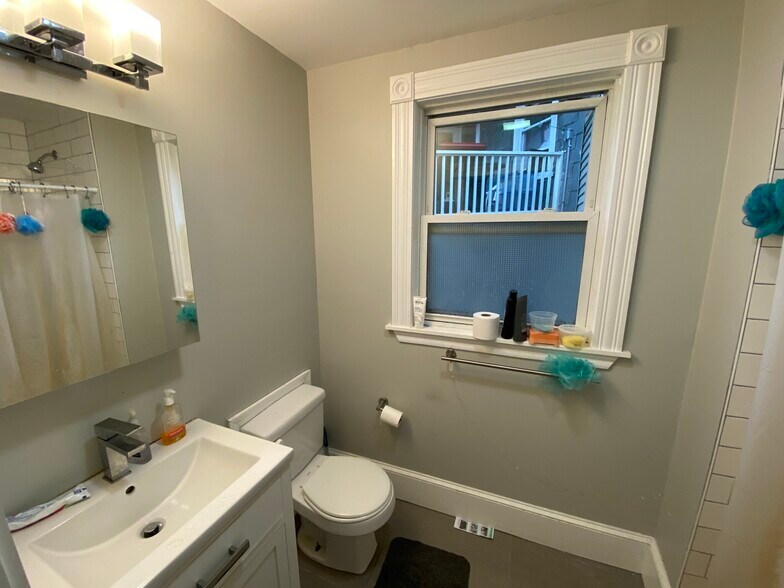 Building Photo - 96 Hillside St