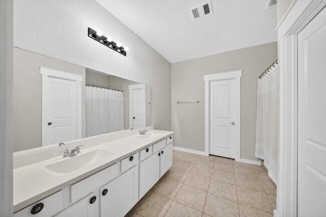 Building Photo - 40557 Mostyn Lake Dr