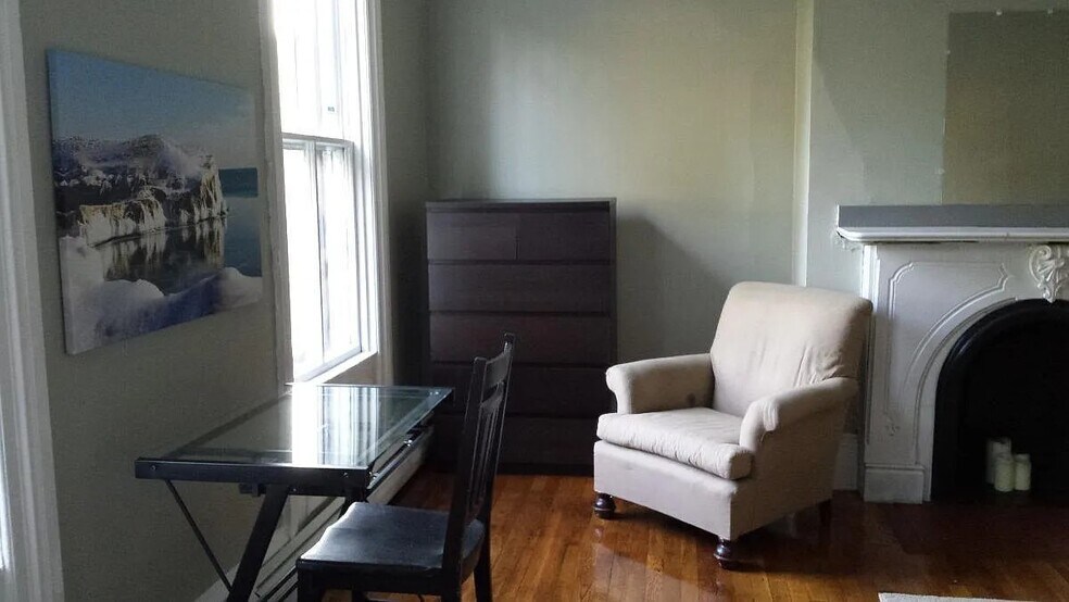 Building Photo - 182 Bowen St