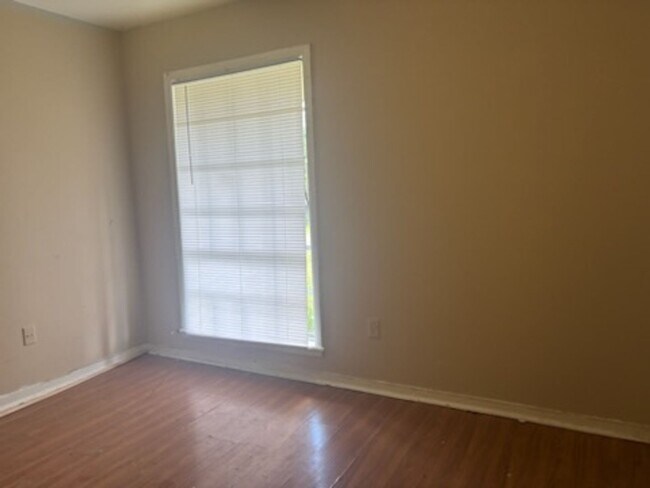 Building Photo - 405 N Flag Chapel Rd