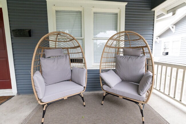 Building Photo - 725 Peddie St