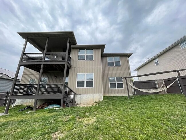 Building Photo - SPACIOUS OZARK HOME AVAILABLE AT A GREAT P...