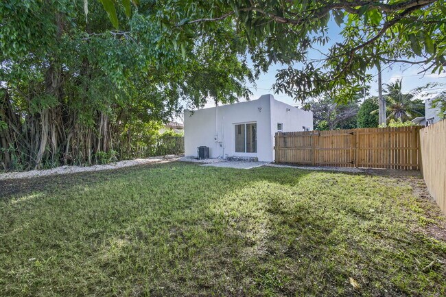 Building Photo - 3108 Greenwood Ave