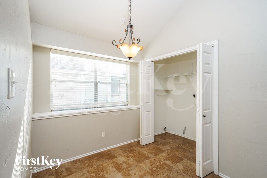 Building Photo - 2338 Loyanne Dr