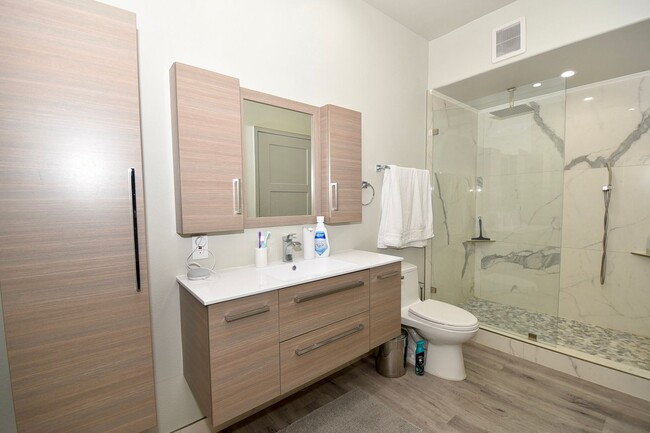 Building Photo - MODERN 1 BED 1 BATH CONDO WITH ATTACHED GA...