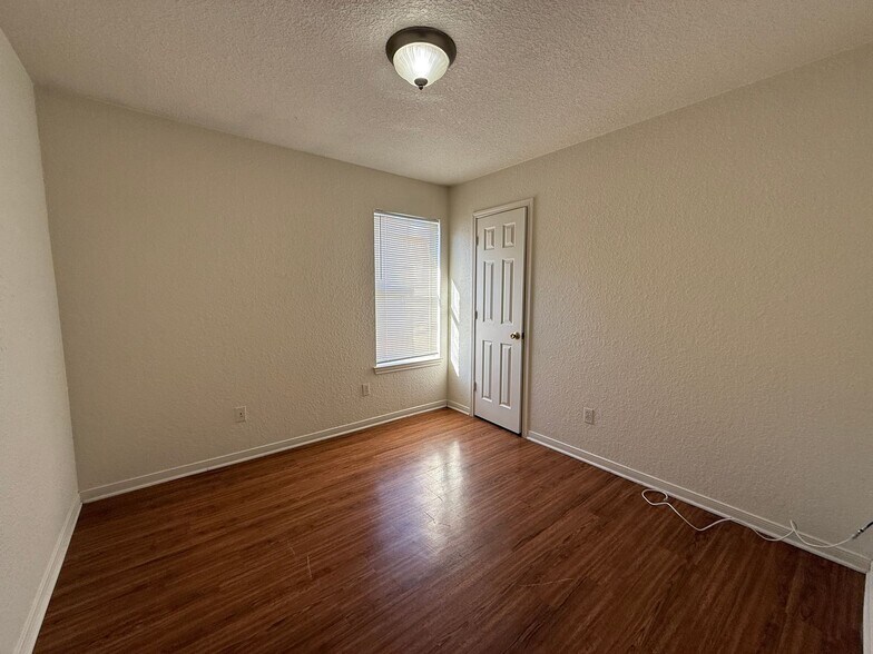 Building Photo - 1403 Dugger Cir