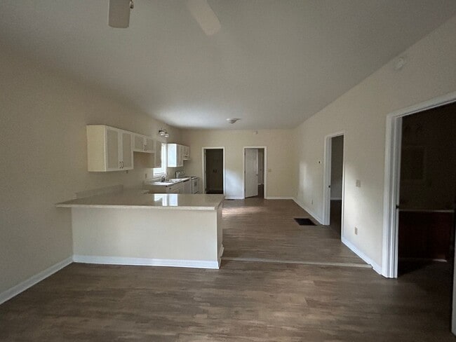 Building Photo - 108 Banks St