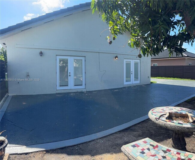 Building Photo - 709 SE 13th Terrace