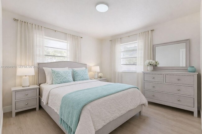 Building Photo - 567 SW 3rd St