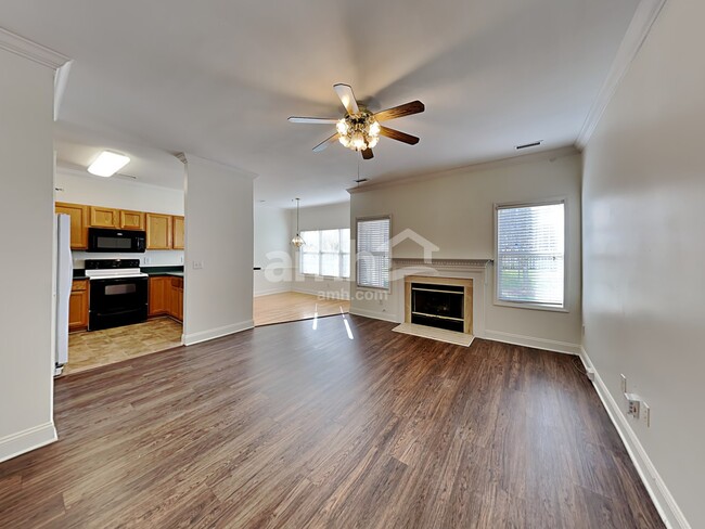 Building Photo - 5017 Village Lawn Dr
