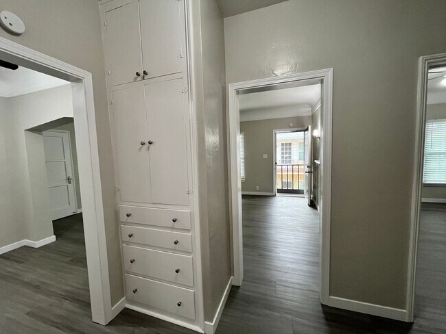 Building Photo - SPACIOUS 1 BEDROOM 1 BATH UPSTAIRS LOCATED NORTH OF DOWNTOWN LONG BEACH